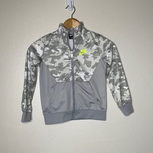 Nike Kids Camp Print Zip Up Jacket‎ sz M (5-6 YRS) Gray/White